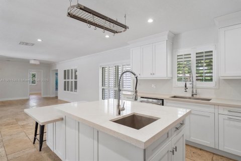 House in Miami Shores, Florida 4 bedrooms, 243.13 sq.m. № 1976121 - photo 16