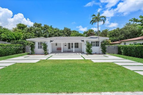 House in Miami Shores, Florida 4 bedrooms, 243.13 sq.m. № 1976121 - photo 1