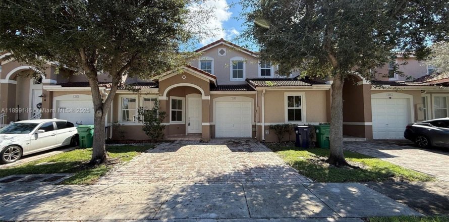 Adosado en Homestead, Florida 3 dormitorios, 155.98 m2 № 1951545