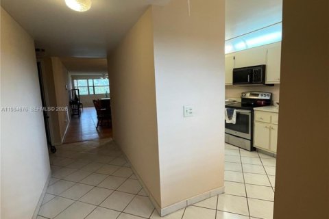 Condo in Sunrise, Florida, 2 bedrooms  № 2083923 - photo 5