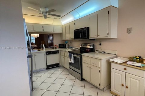 Condo in Sunrise, Florida, 2 bedrooms  № 2083923 - photo 2