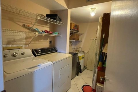 Condo in Sunrise, Florida, 2 bedrooms  № 2083923 - photo 12