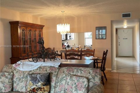 Condo in Sunrise, Florida, 2 bedrooms  № 2083923 - photo 8