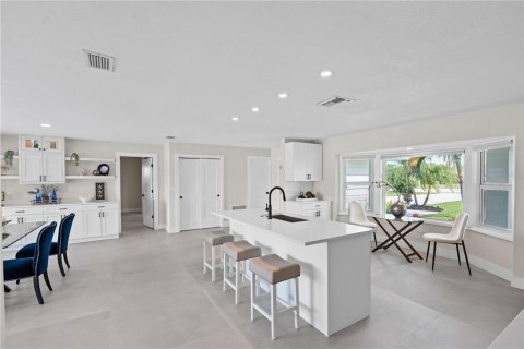 House in Treasure Island, Florida 3 bedrooms, 169.83 sq.m. № 1834773 - photo 11