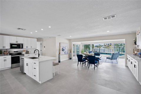 House in Treasure Island, Florida 3 bedrooms, 169.83 sq.m. № 1834773 - photo 10