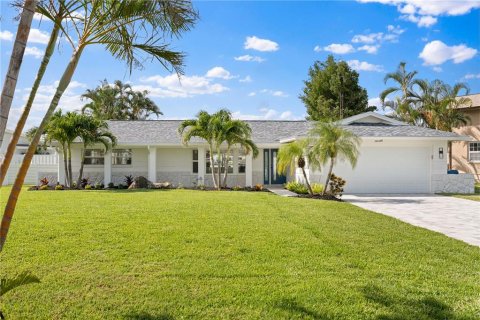 House in Treasure Island, Florida 3 bedrooms, 169.83 sq.m. № 1834773 - photo 1