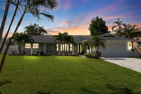 House in Treasure Island, Florida 3 bedrooms, 169.83 sq.m. № 1834773 - photo 30