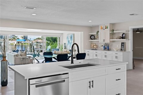 House in Treasure Island, Florida 3 bedrooms, 169.83 sq.m. № 1834773 - photo 12