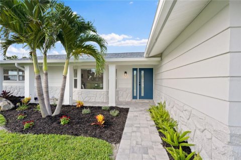 House in Treasure Island, Florida 3 bedrooms, 169.83 sq.m. № 1834773 - photo 4