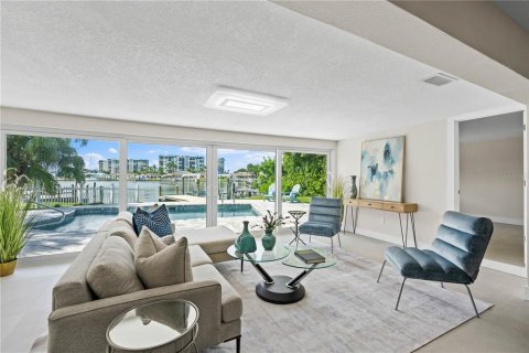 House in Treasure Island, Florida 3 bedrooms, 169.83 sq.m. № 1834773 - photo 8