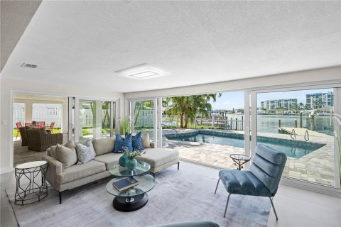 House in Treasure Island, Florida 3 bedrooms, 169.83 sq.m. № 1834773 - photo 6