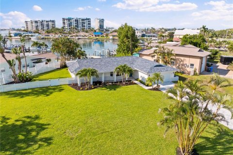 House in Treasure Island, Florida 3 bedrooms, 169.83 sq.m. № 1834773 - photo 5