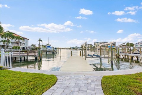 House in Treasure Island, Florida 3 bedrooms, 169.83 sq.m. № 1834773 - photo 2