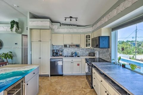 House in Marathon, Florida 2 bedrooms, 90.3 sq.m. № 2044909 - photo 9