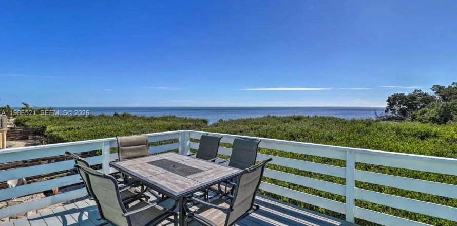 House in Marathon, Florida 2 bedrooms, 90.3 sq.m. № 2044909