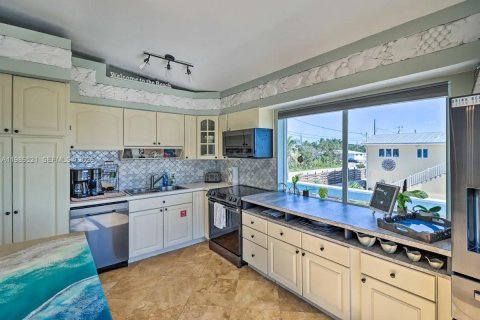 House in Marathon, Florida 2 bedrooms, 90.3 sq.m. № 2044909 - photo 7