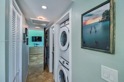 House in Marathon, Florida 2 bedrooms, 90.3 sq.m. № 2044909 - photo 16