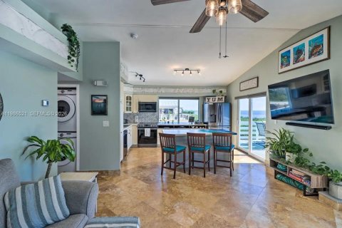House in Marathon, Florida 2 bedrooms, 90.3 sq.m. № 2044909 - photo 6