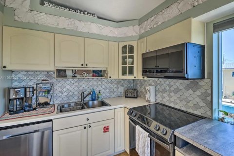 House in Marathon, Florida 2 bedrooms, 90.3 sq.m. № 2044909 - photo 8