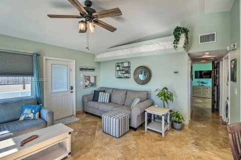 House in Marathon, Florida 2 bedrooms, 90.3 sq.m. № 2044909 - photo 15