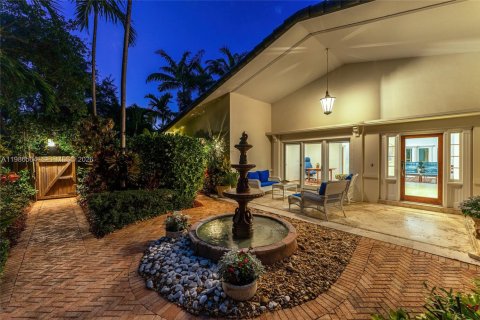 House in Key Biscayne, Florida 5 bedrooms, 262.08 sq.m. № 2154847 - photo 13