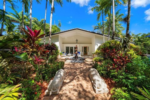 House in Key Biscayne, Florida 5 bedrooms, 262.08 sq.m. № 2154847 - photo 2