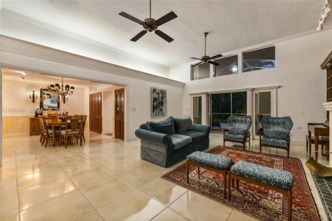 House in Key Biscayne, Florida 5 bedrooms, 262.08 sq.m. № 2154847 - photo 27