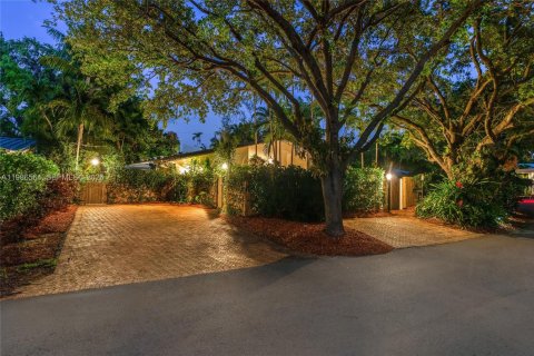 House in Key Biscayne, Florida 5 bedrooms, 262.08 sq.m. № 2154847 - photo 23