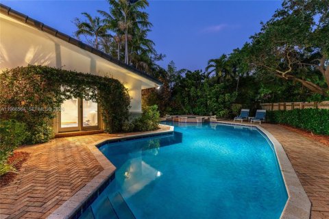 House in Key Biscayne, Florida 5 bedrooms, 262.08 sq.m. № 2154847 - photo 8