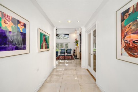 House in Key Biscayne, Florida 5 bedrooms, 262.08 sq.m. № 2154847 - photo 25