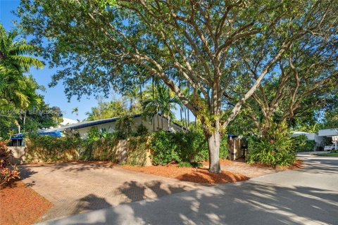 House in Key Biscayne, Florida 5 bedrooms, 262.08 sq.m. № 2154847 - photo 20