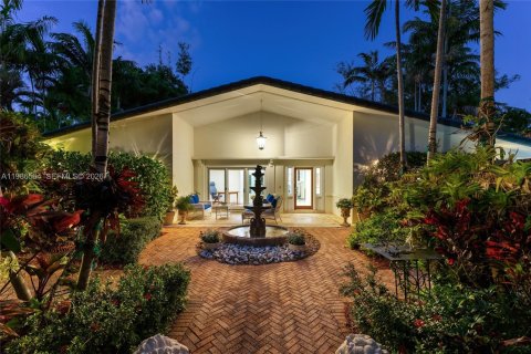 House in Key Biscayne, Florida 5 bedrooms, 262.08 sq.m. № 2154847 - photo 4