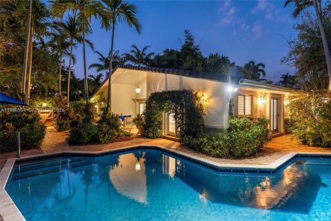 House in Key Biscayne, Florida 5 bedrooms, 262.08 sq.m. № 2154847 - photo 11