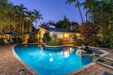 House in Key Biscayne, Florida 5 bedrooms, 262.08 sq.m. № 2154847 - photo 10