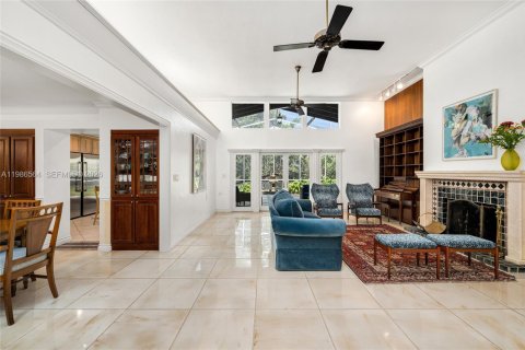 House in Key Biscayne, Florida 5 bedrooms, 262.08 sq.m. № 2154847 - photo 30