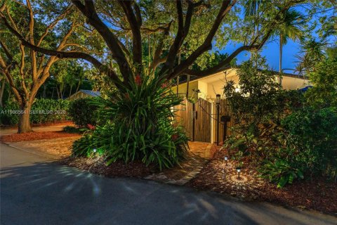 House in Key Biscayne, Florida 5 bedrooms, 262.08 sq.m. № 2154847 - photo 22