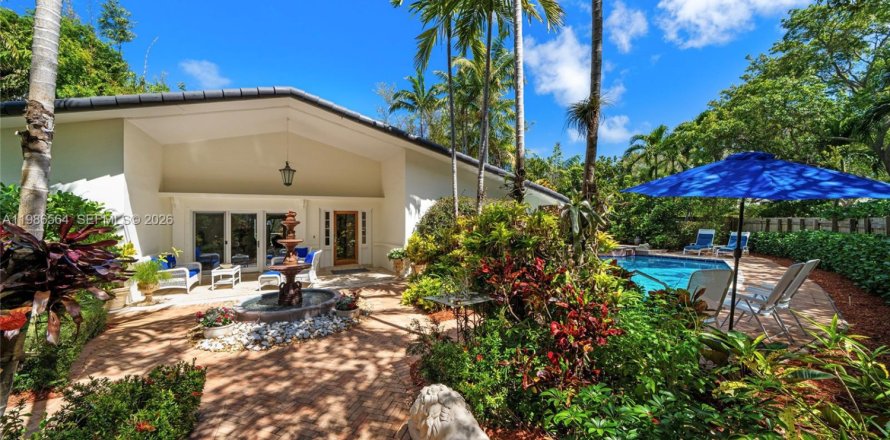 House in Key Biscayne, Florida 5 bedrooms, 262.08 sq.m. № 2154847