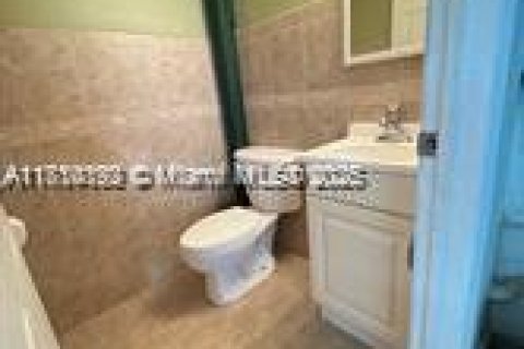 Propiedad comercial en venta en Miami, Florida № 1865562 - foto 2