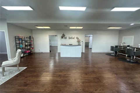 Propiedad comercial en alquiler en Dade City, Florida, 232.26 m2 № 1917426 - foto 2