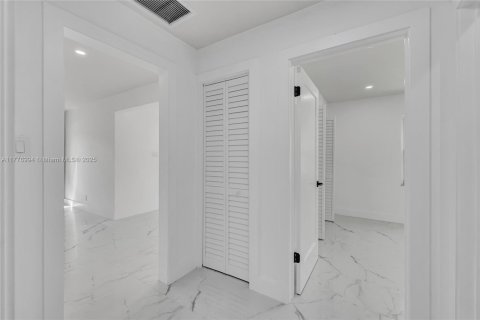 Commercial property in Hollywood, Florida 165.18 sq.m. № 1699049 - photo 15