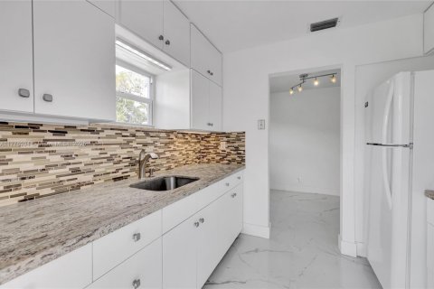 Commercial property in Hollywood, Florida 165.18 sq.m. № 1699049 - photo 2