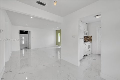 Commercial property in Hollywood, Florida 165.18 sq.m. № 1699049 - photo 1