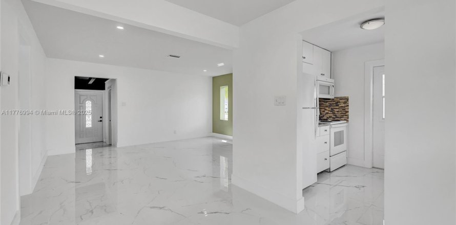 Commercial property in Hollywood, Florida 165.18 sq.m. № 1699049