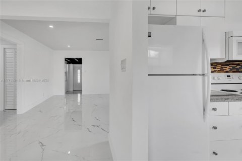 Commercial property in Hollywood, Florida 165.18 sq.m. № 1699049 - photo 12