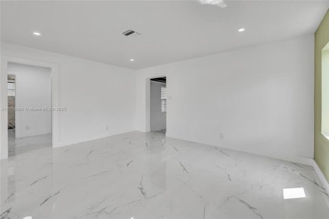 Commercial property in Hollywood, Florida 165.18 sq.m. № 1699049 - photo 11