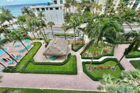 Condo in Hollywood, Florida, 1 bedroom № 2027453 - photo 3