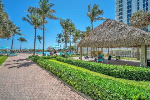 Condo in Hollywood, Florida, 1 bedroom № 2027453 - photo 22