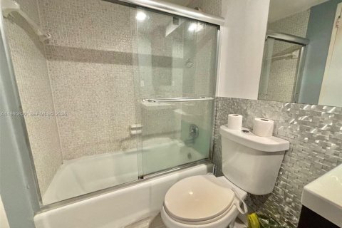 Condo in Hollywood, Florida, 1 bedroom № 2027453 - photo 12