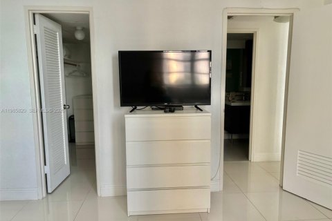 Condo in Hollywood, Florida, 1 bedroom № 2027453 - photo 15