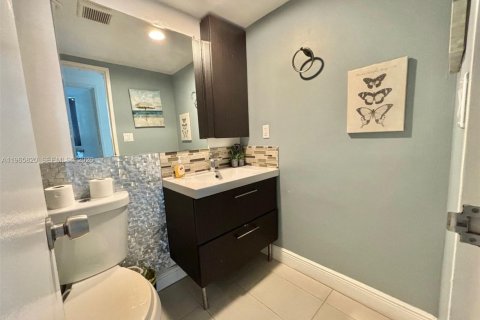 Condo in Hollywood, Florida, 1 bedroom № 2027453 - photo 11